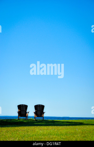 zwei Adirondack Stühle auf die Ufer des Lake Ontario New York usa Stockfoto