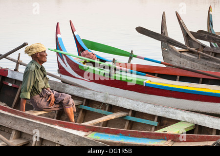 Fischer in seinem Boot auf Taungthaman See, Amarapura, Mandalay, Myanmar (Burma) sitzen Stockfoto