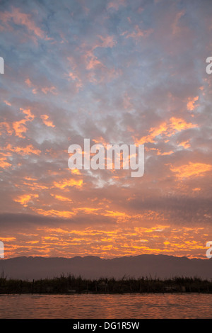 Sonnenuntergang über Inle-See und Shan Taung Tan Berg, Shan State in Myanmar (Burma) Stockfoto