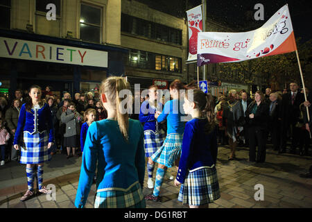 Paisley, Schottland, Vereinigtes Königreich. 11. Oktober 2013. Highland Dancers in der High Street, Paisley, die Unterhaltung im Rahmen des Royal National Mod Öffnung Zeremonie Fackelzug. Paisley ist Gastgeber der Veranstaltung zum ersten Mal in seiner 121 jährigen Geschichte. Das Event läuft vom 11. bis 19. Oktober 2013. Bildnachweis: PictureScotland/Alamy Live-Nachrichten Stockfoto