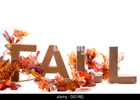 Briefe machen das Wort fallen, mit einer Menge von Autumn leaves Stockfoto