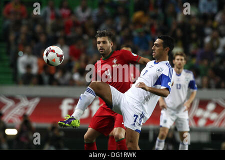 Lissabon, Portugal. 11. Oktober 2013. Miguel Veloso, Portugal Mittelfeldspieler (L) und Eran Zahavi, Israel Mittelfeldspieler (R) während der Fußball-Qualifikationsspiel für Brasilien 2014 FIFA World Cup, zwischen Portugal und Israel, am 11. Oktober 2013, im Alvalade-Stadion in Lissabon. Bildnachweis: Aktion Plus Sport/Alamy Live-Nachrichten Stockfoto