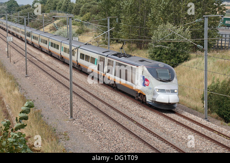 Ein Zug der französischen SNCF in Nordfrankreich. Stockfoto