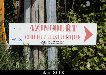 Historische Stätte Straßenschild für das Schlachtfeld Azincourt (Agincourt), Nord-Pas-de-Calais, Pas-de-Calais, Frankreich. Stockfoto