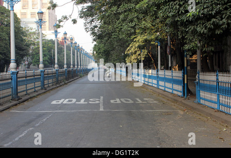 Leere Straße in Kolkata, Westbengalen, Indien Stockfoto