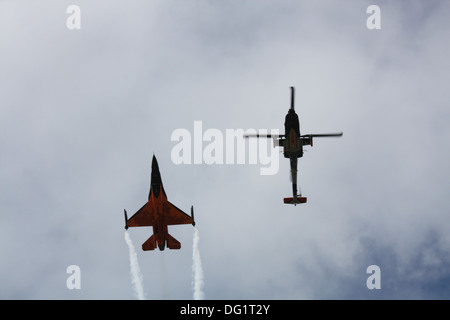 Ein Royal Netherlands Air Force f-16 und königlichen niederländischen Luftwaffe Apache auf der RIAT 2013 Stockfoto