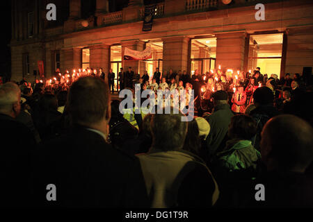 Paisley, Schottland, Vereinigtes Königreich. 11. Oktober 2013. Renfrewshire Junior Gälischer Choral Association singen außerhalb Paisley Rathaus als Teil der Royal National Mod-Eröffnungsfeier und Fackelzug. Paisley ist Schottlands Flaggschiff Feier der gälischen Kultur zum ersten Mal in seiner Geschichte 121 Jahr Gastgeber.  Das Event läuft vom 11. bis 19. Oktober 2013. Bildnachweis: PictureScotland/Alamy Live-Nachrichten Stockfoto