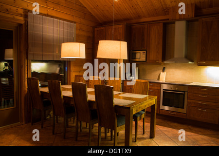 Holzhaus Küche, Tisch und Stühle auf Linie Stockfoto