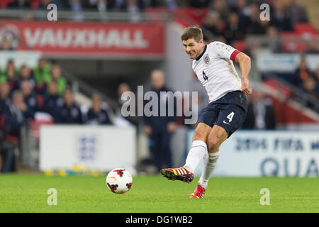 London, UK. 11. Oktober 2013. Englands Steven GERRARD in Aktion während der Welt-Cup-Qualifikationsspiel zwischen England und Montenegro vom Wembley Stadion. Bildnachweis: Aktion Plus Sport/Alamy Live-Nachrichten Stockfoto