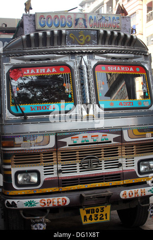 Alte rostiger LKW wartet auf eine neue Ladung in der Nähe von Kolkata Blumenmarkt am 28. November 2012. Stockfoto