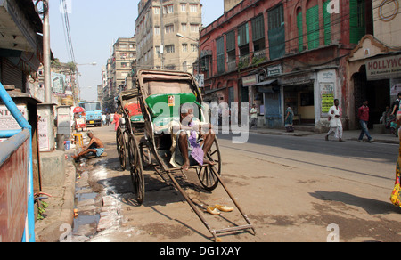 Rikscha-Mann wartet auf die Kunden auf den Straßen am 28. November 2012 in Kolkata, Indien. Stockfoto