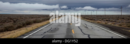 Eine Strecke der Autobahn in der Nähe von Mosca im San Luis Valley, Colorado. Stockfoto