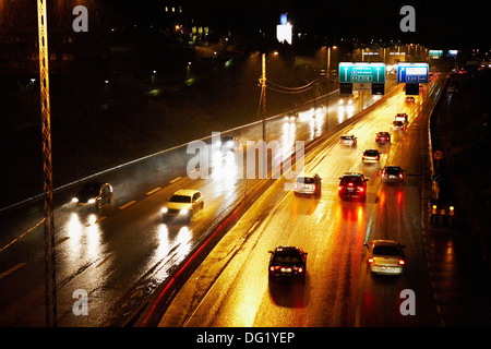 Autobahn-Verkehr an regnerischen Nacht, Stockholm, Schweden Stockfoto
