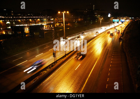 Verschwommene Autobahn-Verkehr an regnerischen Nacht, Stockholm, Schweden Stockfoto