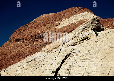 Großer Felsen Wand, niedrigen Winkel Ansicht, Red Rocks National Park, Nevada, USA Stockfoto