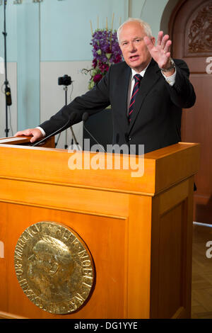 Oslo, Norwegen. 11. Oktober 2013. Geir Lundestad, Sekretär des norwegischen Nobelkomitees, sprach mit der Presse auf einer Pressekonferenz, die Bekanntgabe der Gewinner des Friedensnobelpreises 2013 am Nobel-Institut in Oslo, Norwegen, am 11. Oktober 2013 © Scott London/Alamy Live News Stockfoto