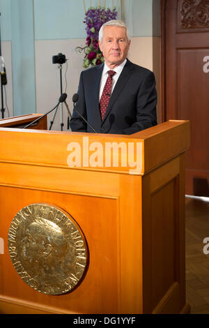 Oslo, Norwegen. 11. Oktober 2013. Thorbjørn Jagland, Vorstandsvorsitzender der norwegische Nobel-Komitee. Er hat den Gewinner des 2013-Nobelpreis für den Frieden auf einer Pressekonferenz am Nobel-Institut in Oslo, Norwegen, am 11. Oktober 2013 angekündigt. © Scott London/Alamy Live-Nachrichten Stockfoto