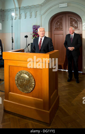 Oslo, Norwegen. 11. Oktober 2013. Thorbjørn Jagland, Vorsitzender des norwegischen Nobelkomitees, Bekanntgabe der Gewinner des 2013-Nobelpreis für den Frieden auf einer Pressekonferenz am Nobel-Institut in Oslo, Norwegen, am 11. Oktober 2013 © Scott London/Alamy Live News Stockfoto