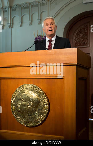 Oslo, Norwegen. 11. Oktober 2013. Thorbjørn Jagland, Vorsitzender des norwegischen Nobelkomitees, Bekanntgabe der Gewinner des 2013-Nobelpreis für den Frieden auf einer Pressekonferenz am Nobel-Institut in Oslo, Norwegen, am 11. Oktober 2013 © Scott London/Alamy Live News Stockfoto