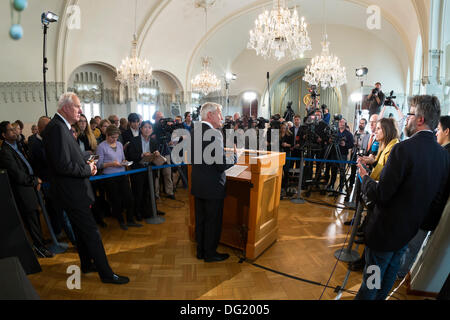 Oslo, Norwegen. 11. Oktober 2013. Das norwegische Nobel-Komitee kündigt den Gewinner des 2013-Nobelpreis für den Frieden auf einer Pressekonferenz am Nobel-Institut in Oslo, Norwegen, am 11. Oktober 2013 © Scott London/Alamy Live News Stockfoto