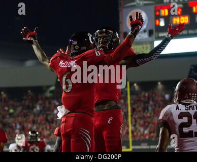 Cincinnati, OH, USA. 11. Oktober 2013. 11. Oktober 2013: Cincinnati Bearcats Wide Receiver Anthony McClung (6) feiert mit Teamkollege Wide Receiver Mekale McKay (2), nachdem er einen Touchdown in der ersten Hälfte während der NCAA Football-Spiel zwischen den Tempel Eulen und die Cincinnati Bearcats Nippert-Stadion in Cincinnati, OH punktet. © Csm/Alamy Live-Nachrichten Stockfoto