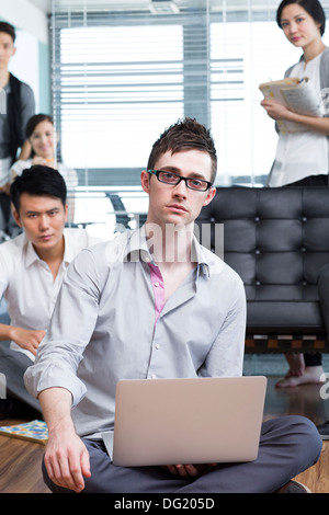 Ernsthafte Büroangestellte in der Gesellschaft Stockfoto