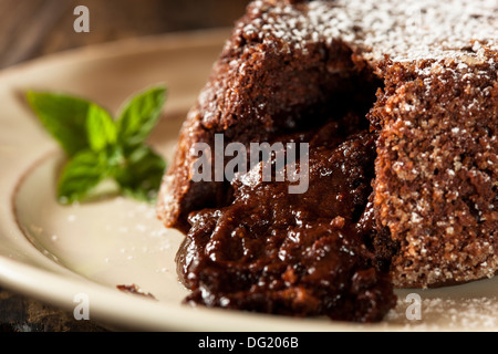 Hausgemachte Schokolade Lava Kuchen Dessert mit Minze Stockfoto