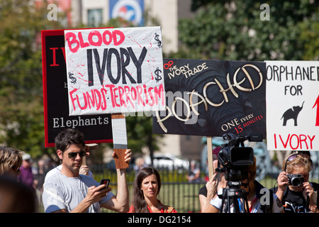 Elefant März Demonstranten protestieren gegen Wilderei für Elfenbein - Washington, DC USA Schilder hochhalten Stockfoto