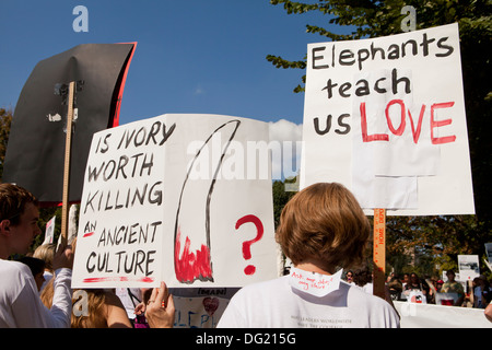 Elefant März Demonstranten protestieren gegen Wilderei für Elfenbein - Washington, DC USA Schilder hochhalten Stockfoto