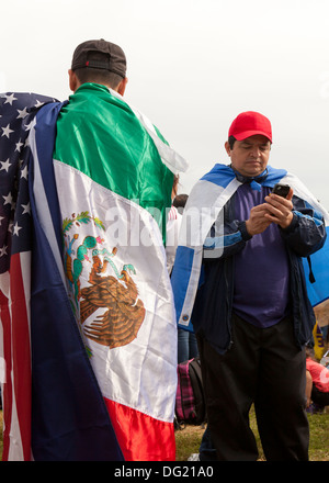 Mann trägt eine mexikanische und amerikanische Flagge bei Immigration Reform Rallye - Washington, DC USA Stockfoto