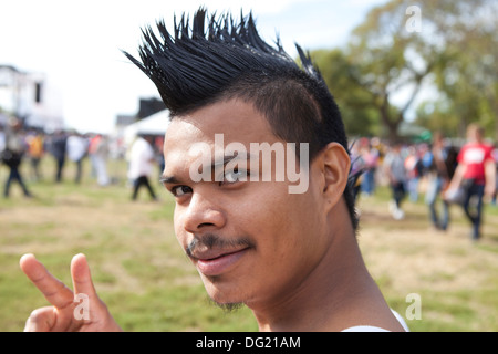 Junge Latino Mann mit Mohawk Stockfoto