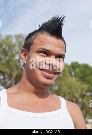 Junge Latino Mann mit Mohawk Stockfoto