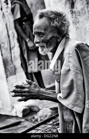 Indischer Mann warten auf Sri Sathya Sai Baba mobile aufsuchende Krankenhaus zu sehen. Andhra Pradesh, Indien. Monochrom Stockfoto