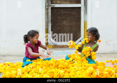 Indische Bauerndorf Mädchen spielen Ringelblumen nach einander zu werfen. Andhra Pradesh, Indien Stockfoto