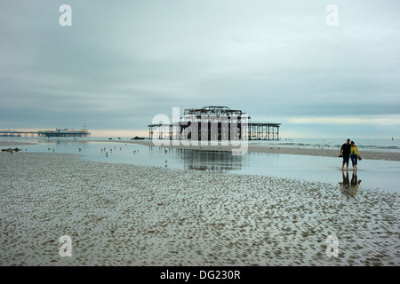 Bei Ebbe macht Sand zu den Piers in Brighton Stockfoto