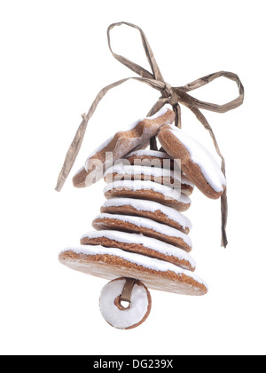 Weihnachten Glocke aus Lebkuchen Cookies geformt und gebunden mit goldenen Band Schuss über weißen blauen Hintergrund montiert Stockfoto