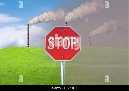 industrielle Rauch kommt aus einem Schornstein gegen den blauen Himmel Stockfoto