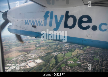 Ein Flybe Flugzeug zieht über die Stadt Birmingham. Stockfoto