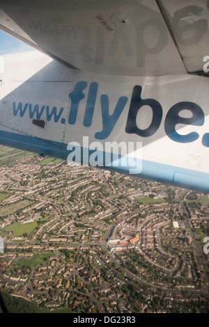 Ein Flybe Flugzeug zieht über die Stadt Birmingham. Stockfoto