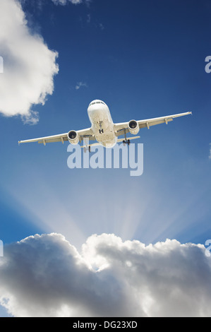 Großen Passagierflugzeug in den blauen Himmel fliegen Stockfoto