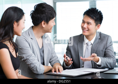 Junges Paar mit Finanzberater Stockfoto