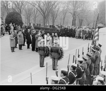 Foto von Präsident Truman und der britische Premierminister Clement Attlee, mit anderen, stehen stramm vor... 199249 Stockfoto