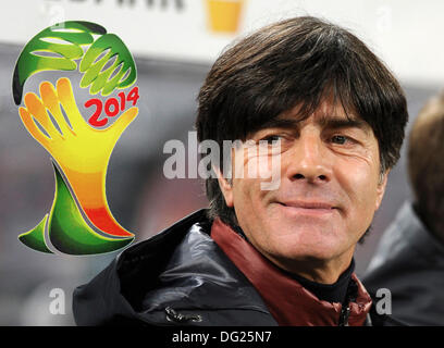 Köln, Deutschland. 11 Okt, 2013. Qualifikationsspiel für die FIFA Fußball-WM 2014 Brasilien im RheinEnergie Stadion, Deutschland gegen Irland 3:0 -- Deutschlands national Manager Joachim Jogi Löw (Loew) Lächeln im Logo von Brasilien 2014 - Digital geändert Foto-- © kolvenbach/Alamy leben Nachrichten Stockfoto