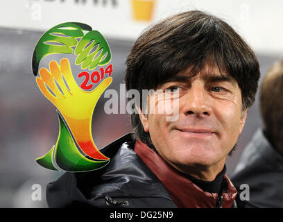 Köln, Deutschland. 11. Oktober 2013. Qualifikationsspiel für die FIFA Fußball WM 2014 Brasilien im RheinEnergieStadion, Deutschland Vs Irland 3:0--Deutschlands nationale Manager Joachim Jogi Lšw (Löw) lächelt das Logo Brasil 2014--digital verändert Foto--© Kolvenbach/Alamy Live-Nachrichten Stockfoto