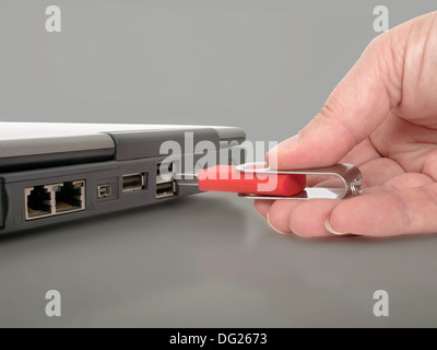 Frauenhand schließen Sie USB-stick Stockfoto