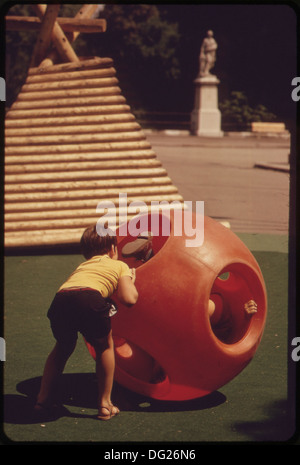 DIESER SPIELPLATZ WURDE ÜBER EINER TIEFGARAGE AN DER PLAZA DES RATHAUSES 549674 GEBAUT. Stockfoto