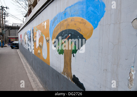 Graffiti an der Wand in Doufu Xiang Hutong, Peking, China Stockfoto