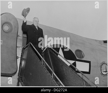 Foto von Präsident Truman Washington National Airport, wie er seinen Hut aus der Tür seines Flugzeuges winken... 199287 Stockfoto