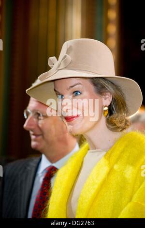 Lüttich, Belgien. 11. Oktober 2013. Philippe König und Königin Mathilde von Belgien (vorne) besuchen Sie während ihrer ersten Tour der Stadt Lüttich, Belgien, 11. Oktober 2013. Belgiens neuer König und die Königin sind derzeit auf eine erste Tour durch Belgien. Foto: Dpa/Patrick van Katwijk/Alamy Live News Stockfoto