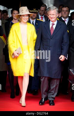 Lüttich, Belgien. 11. Oktober 2013. Während ihrer ersten Tour besuchen König Philippe und Königin Mathilde von Belgien (L) der Stadt Lüttich, Belgien, 11. Oktober 2013. Belgiens neuer König und die Königin sind derzeit auf eine erste Tour durch Belgien. Foto: Dpa/Patrick van Katwijk/Alamy Live News Stockfoto